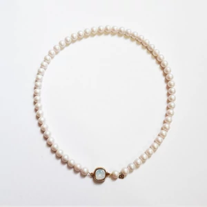 bernadotte-jewellery-8-princess-fehér-gyöngy-nyaklánc-kristály-kapoccsal